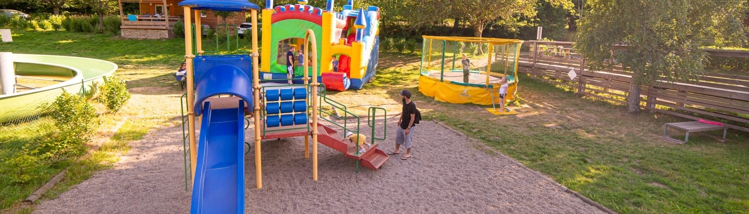 camping-les-vernieres-la-bourboule-auvergne-aire-de-jeux
